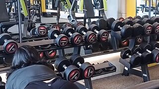 gym women shoulder techniques