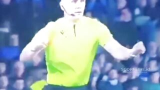 Wasit menyadari bahwa Ramos tidak pernah pantas mendapatkan kartu kuning.???? 2