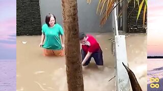 Inilah 3 Momen Banjir Paling Lucu Di Dunia!! Nomer 3 lucu banget versi bola88