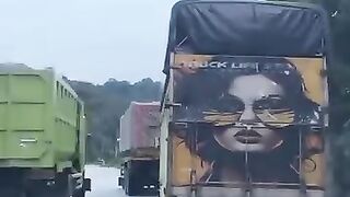 Hari sudah terang kita masih di jalan di situlah hidup sein kiri ku