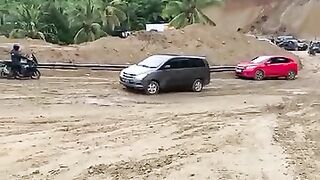 Bensin bertarung dengan jalan licin