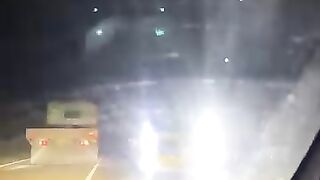Jalan malam jumpa mobil truk gabut