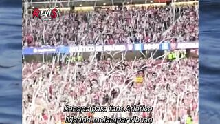 Fans ATM melempar gulungan tisu ke lapangan