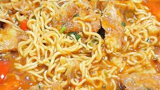 Mi Nyemek Viral dengan Topping Telur Dadar Tebal, Dijamin Nagih! ????????