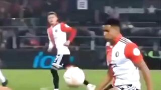 Keterampilan di mana pemain dengan santai mendorong bola ke udara
