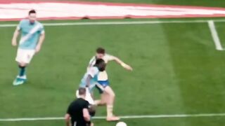 saat semua mata tertuju ke bola liar di kotak penalti, satu momen cepat jadi penentu.