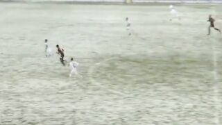 Salju menghentikan bola tersebut untuk menjadi sebuah gol kemenangan