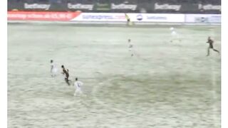 Bayangkan sebuah gol gagal karena tebalnya tumpukan salju