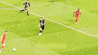 Ketika Neymar merasakan teknik bermainnya sendiri ????