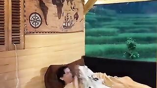 Kenapa pada betah tidur diluar, padahal hujan. Ih dingin