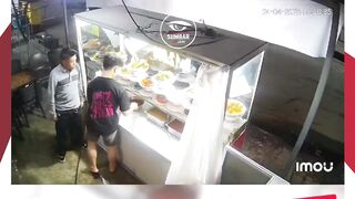 Aksi Nekat! Pria Terekam CCTV Curi Ayam Opor di Warung Nasi Padang Batam