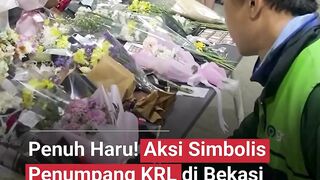 Penuh haru di Stasiun Bekasi Timur. Aksi simbolis para penumpang KRL ini menyentuh hati