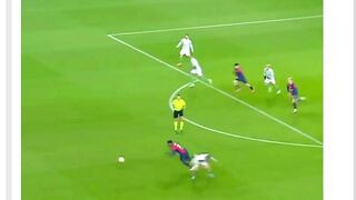 Perbandingan di sepak bola itu nggak pernah ada habisnya… ????