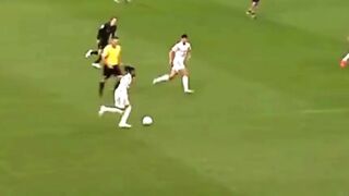 Ketenangan Olise saat dikepung lawan.