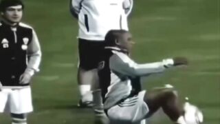 Ada tendangan bebas… dan kemudian ada Roberto Carlos.