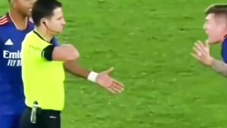 Semua di buat bingung termasuk Toni Kroos yang terlihat marah sehingga kehilangan sisi kalemnya