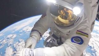 Beyond the atmosphere Working outside the space station ????‍????????????