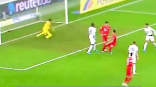 Penyelamatan Kiper Mengesankan Di Garis Gawang ????
