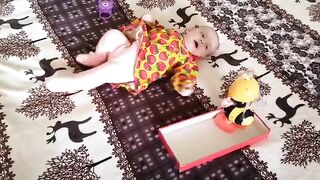 Ребёнок играет