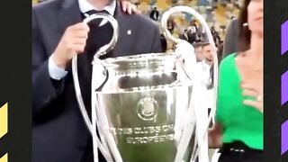Ternyata nggak semua juara Liga Champions boleh bawa pulang trofi aslinya lho
