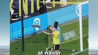 Inilah alasan kenapa Cristiano Ronaldo disebut Sang Legenda. Bukan cuma soal gol, tapi soal mentalitas dan respek di lapangan. ????????????