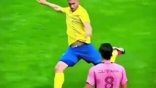 Aymeric Laporte mencetak gol tendangan bebas luar biasa dari dalam
