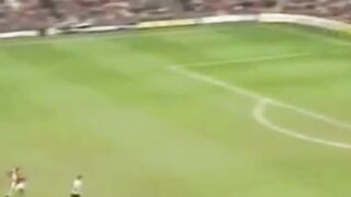 Pelanggaran profesional legendaris Ole Gunnar Solskjær melawan Newcastle pada tahun 1998.