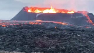 Magma yang menyembur dari gunung berapi