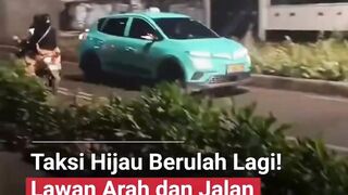 Sebuah taksi hijau terekam melawan arah bahkan berjalan mundur di kawasan Kebayoran Baru.