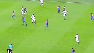 Kumpulan tendangan roket paling keras yang hanya berakhir di tiang gawang!