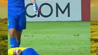 Momen kecil, makna besar: membuka sepatu untuk sahabat di lapangan. Sportivitas level legenda