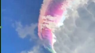 Siapa sangka ternyata fenomena alam secantik ini bisa terjadi di Indonesia.
