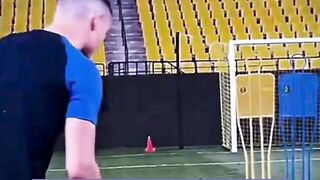 Trik Ronaldo Saat Mengambil Tendangan Bebas ????