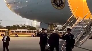 BUKAN PESAWAT BIASA! ????✈️ Kenapa Air Force One Disebut "Benteng Kiamat"?