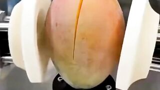 MEMOTONG MANGGA MANIS DENGAN SEBUAH MESIN