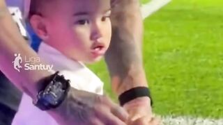 Reaksi Neymar Ketika Putrinya Terkena Bola!????
