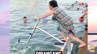 Berjalan Diatas Air Dengan Alat AquaSkipper! versi bola88