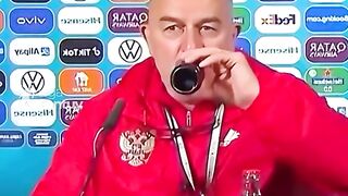KENAPA RONALDO MENGAMBIL COCA COLA DARI MEJA?!????