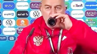 KENAPA RONALDO MENGAMBIL COCA COLA DARI MEJA?!???? 2