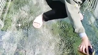 pekerjaan tergila di jembatan kaca ekstrem di china  ada yang tertarik??