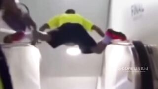Dani Alves meluncur turun di eskalator tepat sebelum final Liga Champions ???? 3