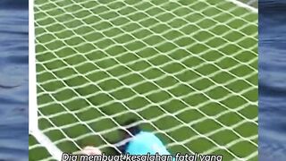 kiper ini membuat kesalahan fatal