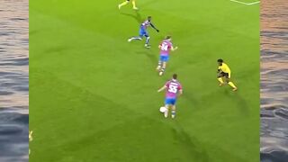Gol yang tidak masuk akal!