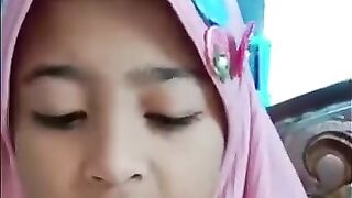 Yang bikin merinding bukan teriakan hantunya tapi yang bkin merinding itu suara indah bidadari cilik ini sangat mendunia