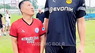 5 Pemain raksasa yang jadi mimpi buruk para bek!???? 2