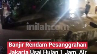 Hujan deras selama satu jam menyebabkan banjir merendam kawasan Pesanggrahan, Jakarta.