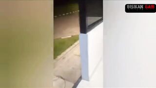 di ganggu waktu di dalam pos