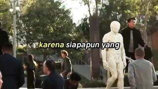 Bayangkan hidup di dunia di mana kamu harus jadi 'patung' demi bertahan hidup. ????