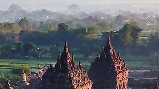 Pemandangan pagi hari yang sangat indah di Candi Plaosan???? Siapa nih yang udah pernah ke sini ? #candiplaosan #gunungmerapi