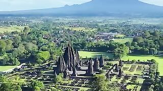 Megah nya Candi Prambanan dengan background Gunung Merapi???? Kapan terakhir ke sini ?